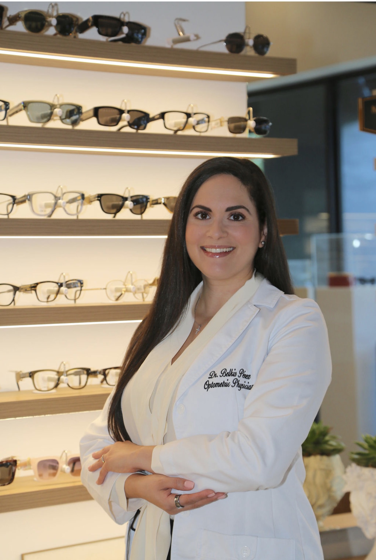Dra. Belkis Perez, OD en la clínica